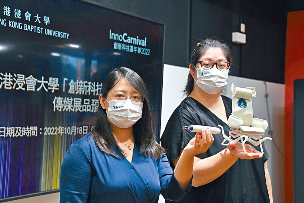 秦萊茵（右）研發的新型注射器，可配合于媛媛（左）團隊研發的藥物使用。左圖為護航椅的一比五比例模型。