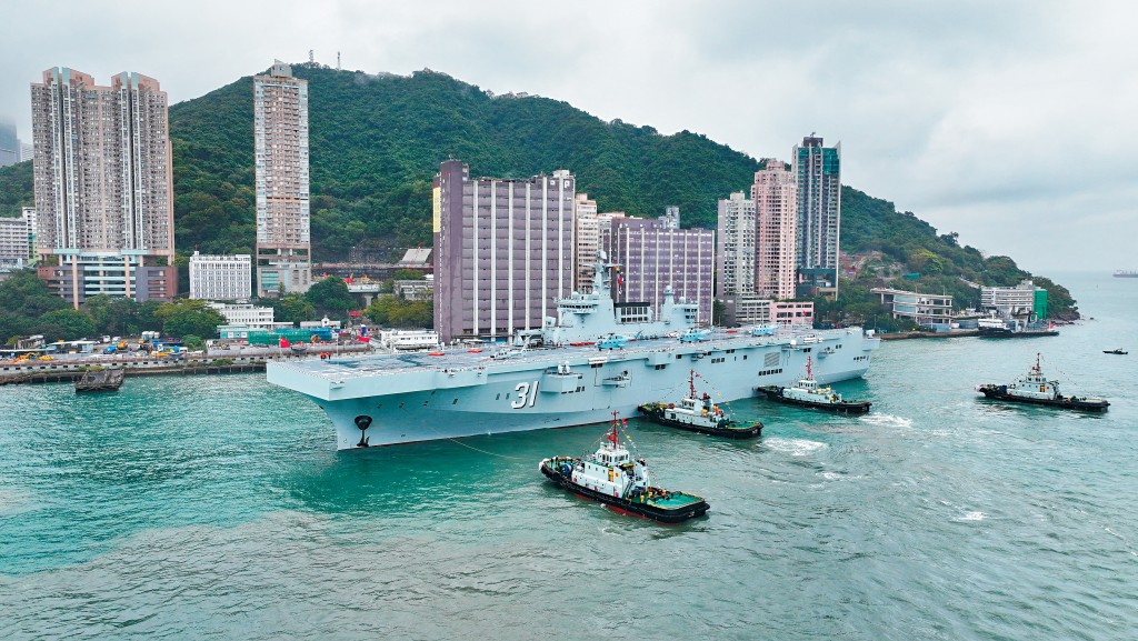 「三一」艦編隊昨經南丫島和鴨脷洲之間東博寮海峽進入維港，停靠西環招商局碼頭及昂船洲海軍基地5日。