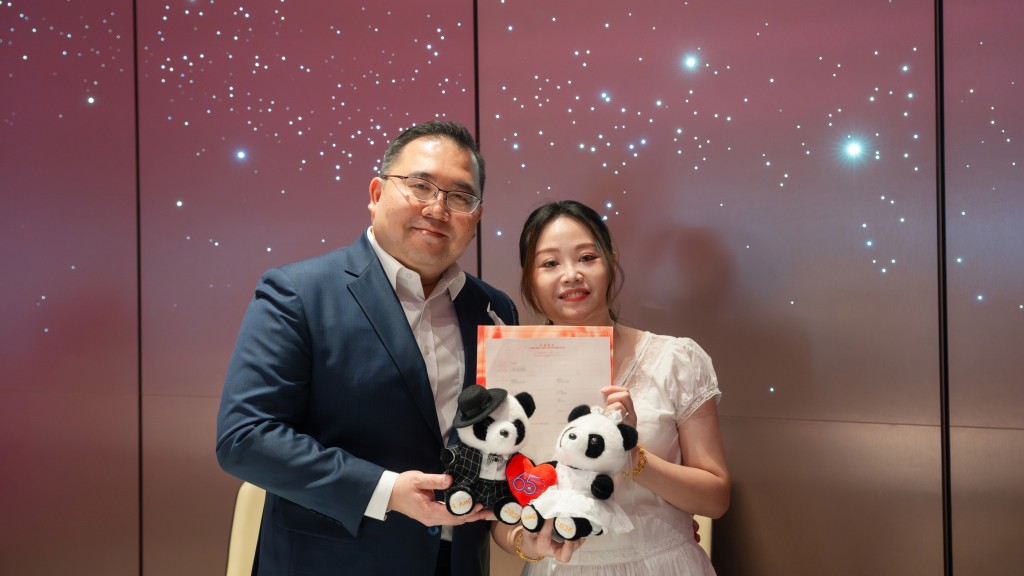 新婚夫婦獲贈大熊貓公仔。 新婚夫婦獲贈大熊貓公仔。