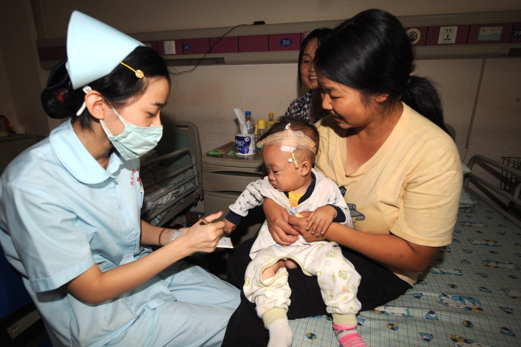  中國各地全力救治、篩查三聚氰胺毒奶粉案的受害兒童。圖為長沙市湖南省兒童醫院為確診泌尿系統結石的患兒進行治療。 新華社