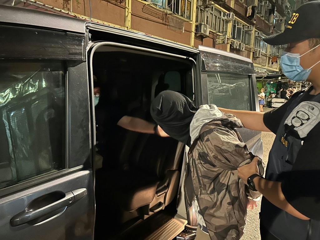 香港海關於9月29至30日採取全港性反私煙執法行動。圖為海關人員在深水埗搗破一個私煙倉，檢獲共約130萬支私煙，並拘捕一名男子。 