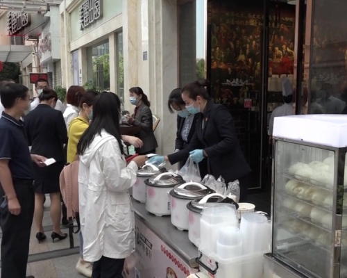 疫情下生意大受打擊,武漢有五星級酒店路邊賣早餐自救。(網圖)