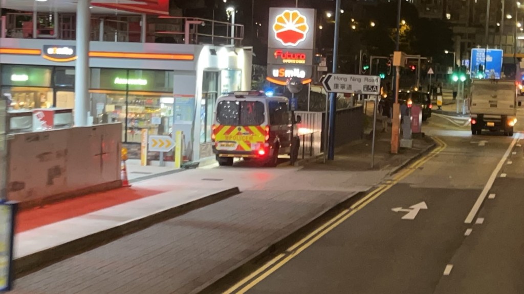 在觀塘道擺放兩輛警車視察，偵察察通緝車輛行蹤。蔡楚輝攝
