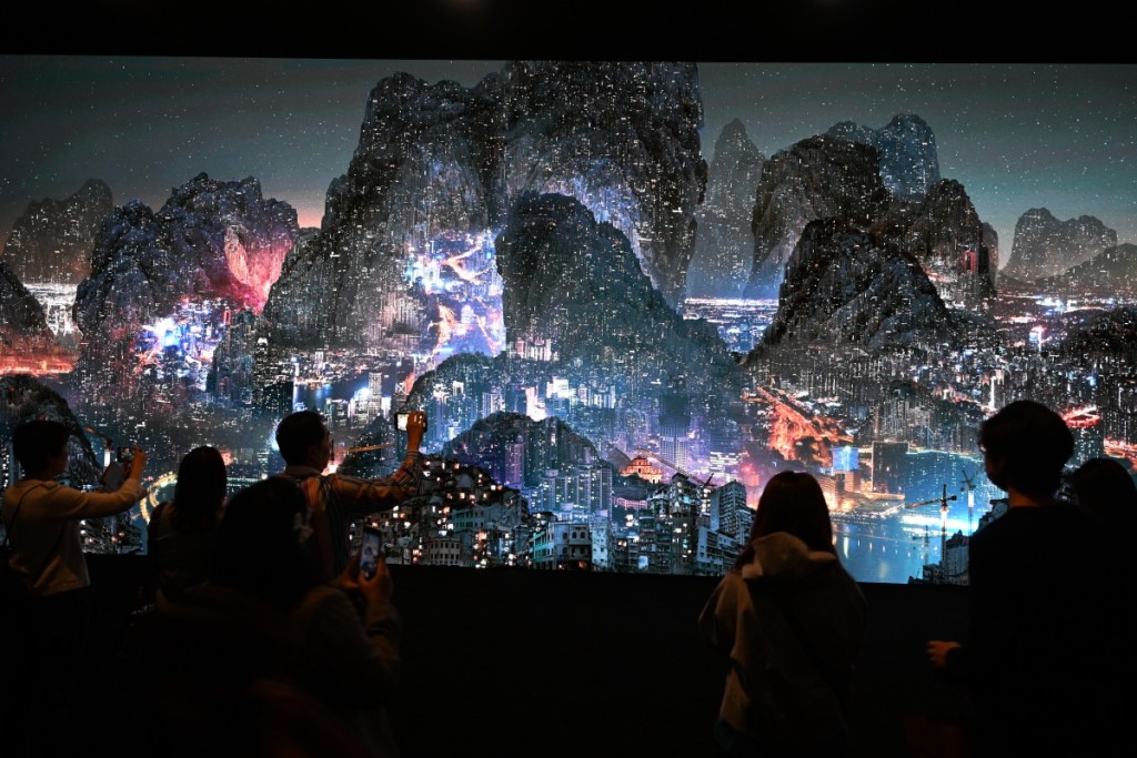 《Art Central 2023》知名中國藝術家楊泳梁則帶來全新視頻裝置藝術《極夜花火》，呈現於長達18 米的 LED 裝置上，也是藝術家至今規模最大的展示作品