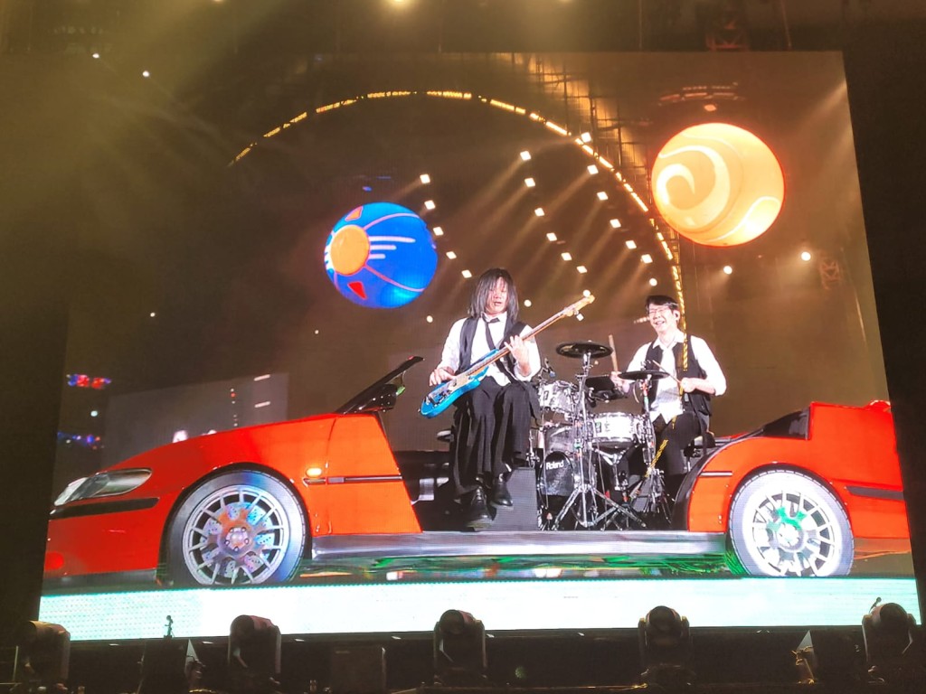 演唱會於晚上十時半結束,歌迷仍不斷大叫encore。 演唱會於晚上十時半結束,歌迷仍不斷大叫encore。