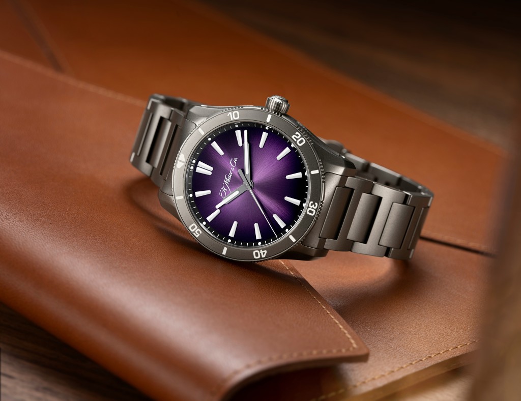 H. Moser & Cie. Pioneer Centre Seconds Purple Mist King Fook,表壳:40mm钛金属/ 机芯:HMC 200自动/ 限量:38枚/ 售价:$179,000。 H. Moser & Cie. Pioneer Centre Seconds Purple Mist King Fook,表壳:40mm钛金属/ 机芯:HMC 200自动/ 限量:38枚/ 售价:$179,000。