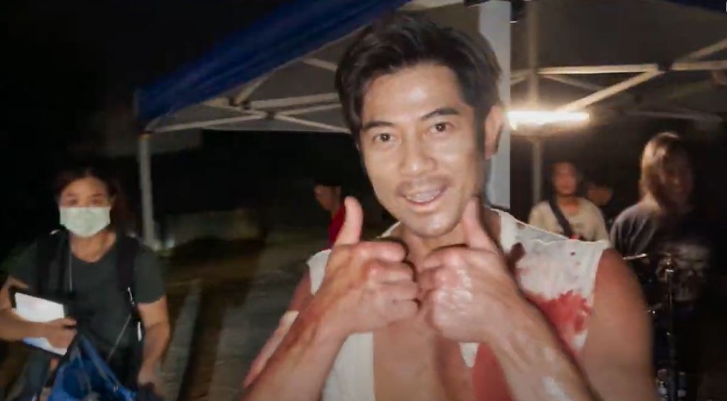 城城高舉手指公大讚。