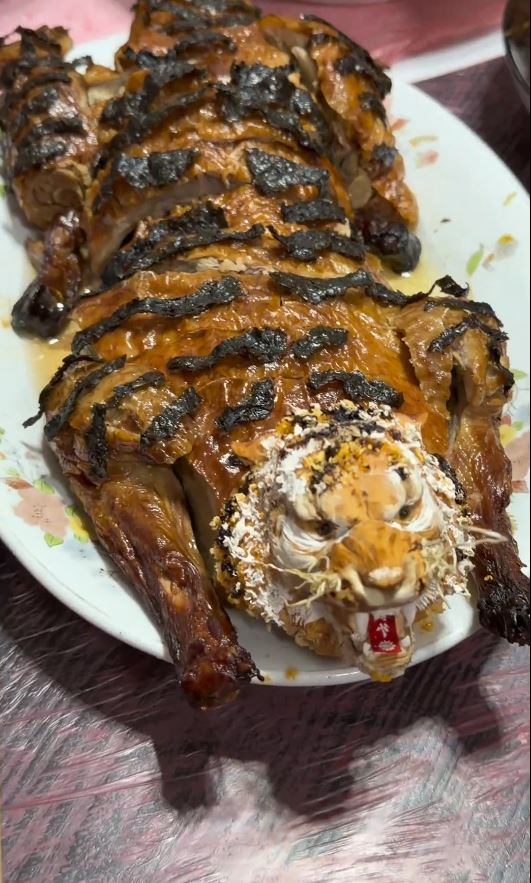 湖南有民众的年夜饭以“奇珍异兽”做主题，大获好评。抖音