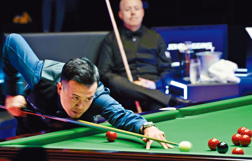 傅家俊以一杆147度，赢得最高度数的一万镑奖金。 