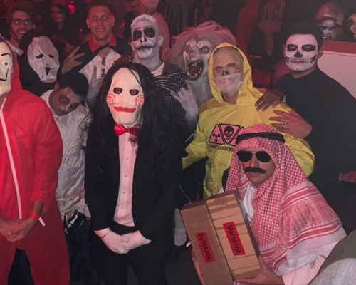 拜仁慕尼黑球員拉菲尼亞扮作手持炸彈的阿拉伯人惹眾怒（右下）。網上圖片