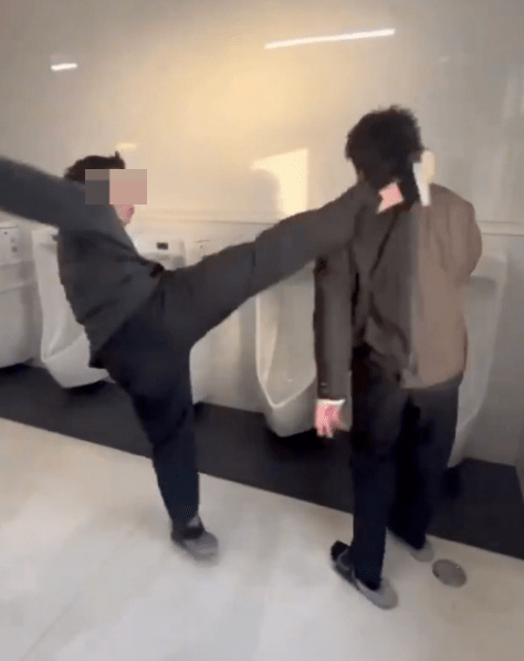 涉生男學生一腳踢向受害男學生的後腦。X@seikatsuhogo_mu