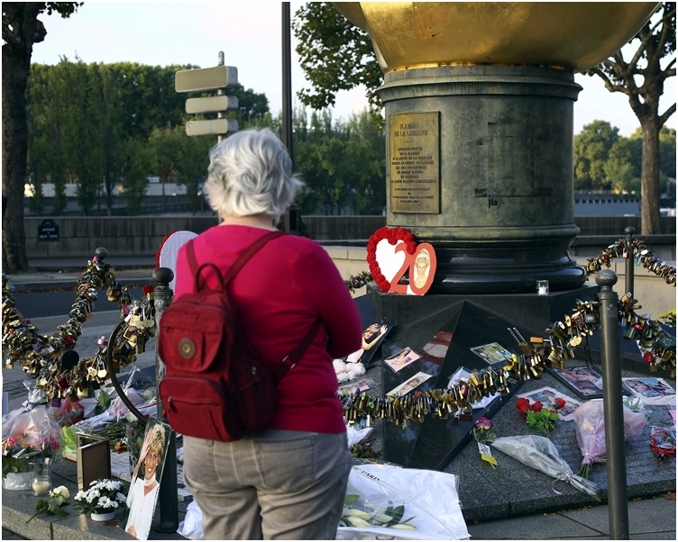 戴安娜当年发生车祸的法国巴黎现场，不少人到场献花。AP