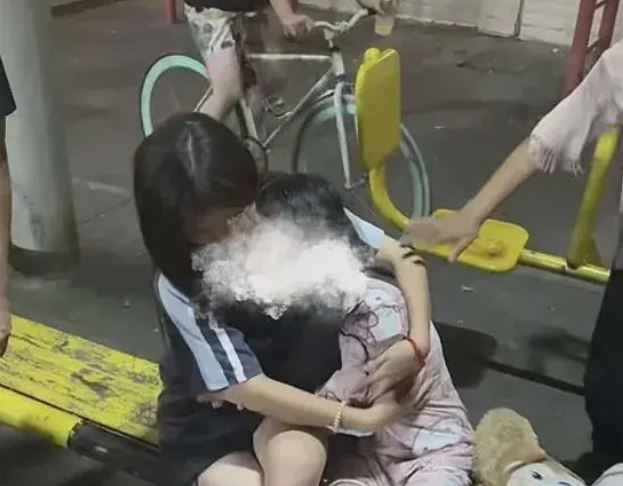 少女被踢後在場邊痛哭。影片截圖