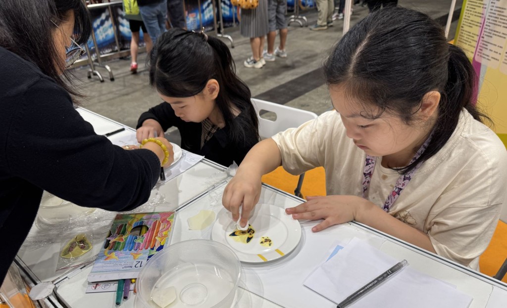 國際瓷畫家亞洲分會主席蕭妙姿博士及其團隊指導的瓷畫體驗工作坊。 國際瓷畫家亞洲分會主席蕭妙姿博士及其團隊指導的瓷畫體驗工作坊。