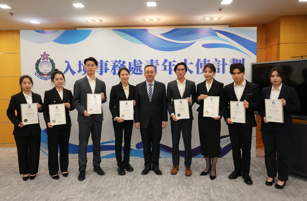 郭俊峯（左五）與八位入境事務處青年大使合照。政府新聞處圖片