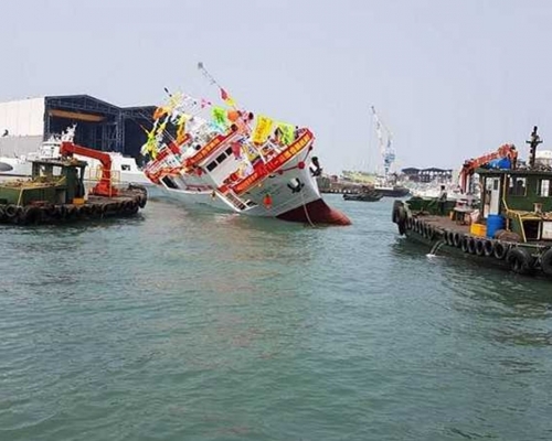 造船廠已於意外後派出另外兩艘船拖走涉事船隻。高雄港警局圖片