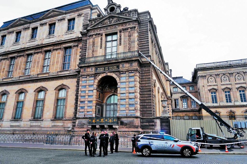 羅浮宮周日被劫匪利用卡車上的升降梯闖入搶劫,警察事後到場調查。 羅浮宮周日被劫匪利用卡車上的升降梯闖入搶劫,警察事後到場調查。