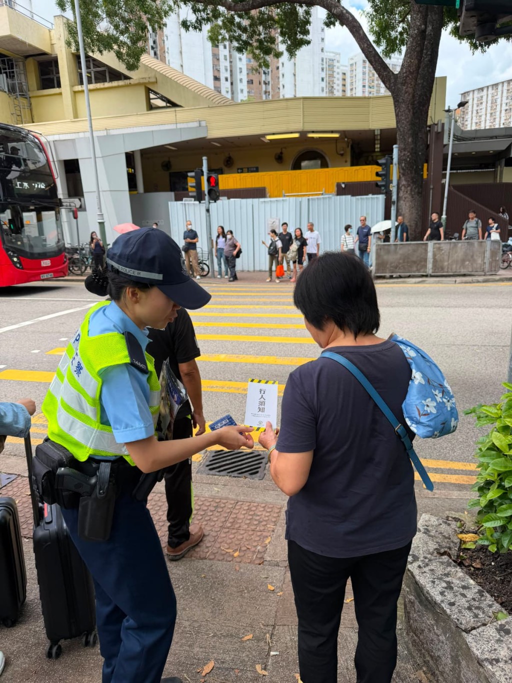 警員向行人推廣過路安全訊息。