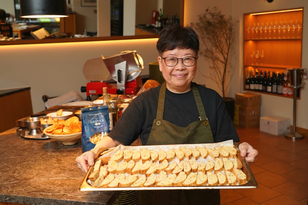 誰說正宗西式餐飲廚房是外籍廚師的天下?69歲的本地銀髮族 Chef May,憑著招牌笑容與敬業樂業的精神,成功在這間中環餐廳穩佔重要一席位。 誰說正宗西式餐飲廚房是外籍廚師的天下?69歲的本地銀髮族 Chef May,憑著招牌笑容與敬業樂業的精神,成功在這間中環餐廳穩佔重要一席位。