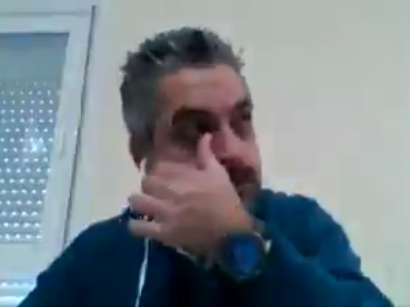 一名西班牙醫生拍攝了一段短片,含淚講述西班牙醫生哭訴呼吸機不足,老病人要讓給年輕人用。(Twitter截圖)