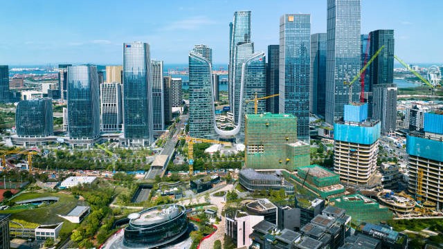 《行動方案》圍繞7大方向，包括探索實施與香港規則銜接舉措、推進金融市場互聯互通、深化法律規則銜接、加快航運物流規則銜接推動資料要素跨境便利流動、加強深港標準對接、促進深港人才自由流動等。