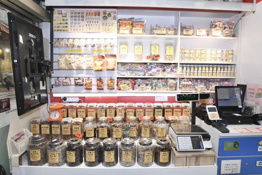 鄧顯理的父親鄧榮滿對品質要求極高,陳皮用5年以上新會果皮,果實堅持選用正宗三華李等作為基底的優質鮮果,傳統鹽漬、糖漬、日曬,全程無添加。 鄧顯理的父親鄧榮滿對品質要求極高,陳皮用5年以上新會果皮,果實堅持選用正宗三華李等作為基底的優質鮮果,傳統鹽漬、糖漬、日曬,全程無添加。
