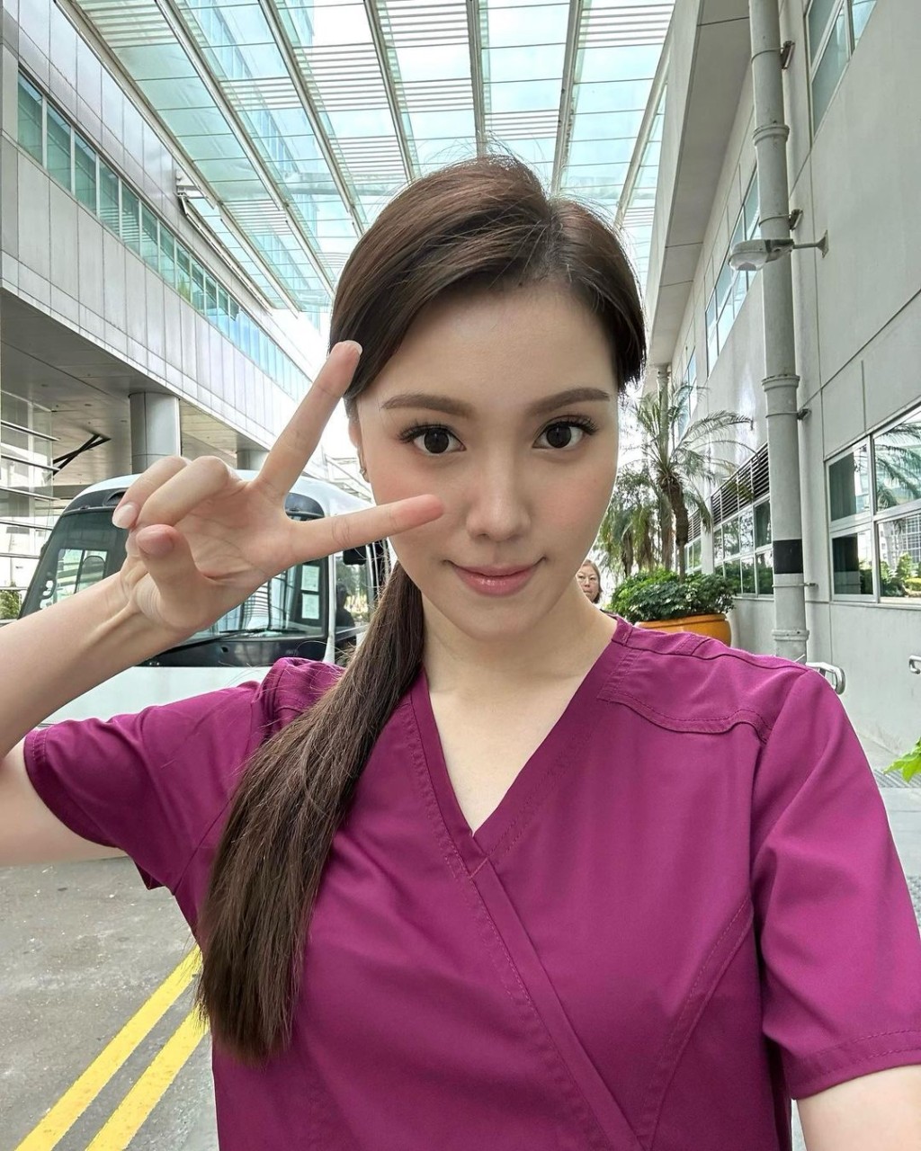 其實自拍照是宋宛穎於新節目《香港重案》飾演法醫的造型。