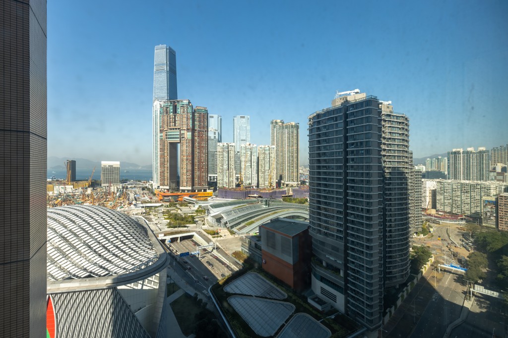 客廳外望為戲曲中心、西九龍高鐵站，可眺望部分海景。
