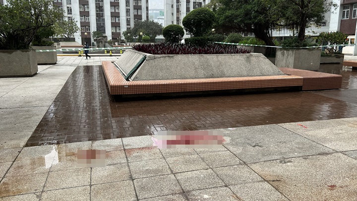 地上遺下大灘血漬。