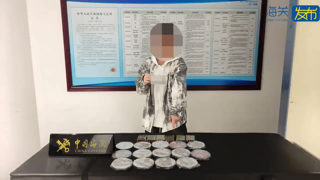 走私集团深夜闯关以“腰缠脚绑”方式偷运游戏光盘及卡带,共2,150件被起获。 走私集团深夜闯关以“腰缠脚绑”方式偷运游戏光盘及卡带,共2,150件被起获。