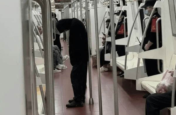 西安地铁惊现「神秘黑衫怪客」。