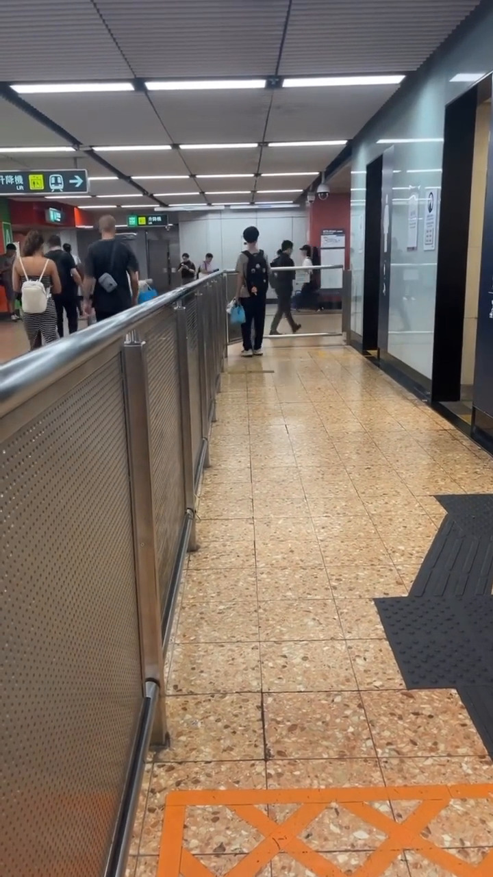 片中的大隻佬疑似為洋人，疑似在站內「 齋借廁所」，短片拍攝他到在旺角站大堂 離開廁所後，奮力躍過欄桿跳離已付車費 區域，與正在等候的露肩女伴一同離開。Threads截圖