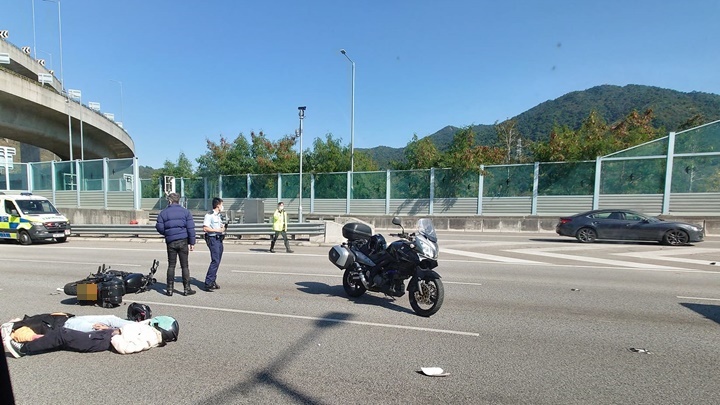 私家車撞倒電單車,電單車上一對男女倒地受傷。 (fb:馬路的事)
