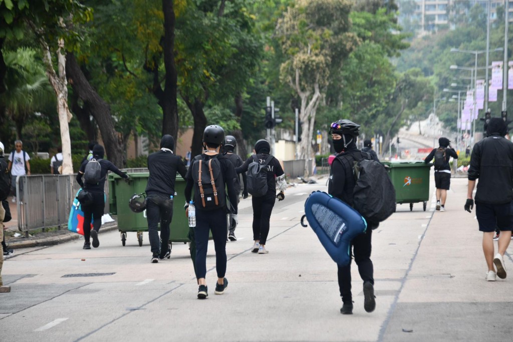 有大批穿黑衣的示威者在浸大附近的道路築路障。