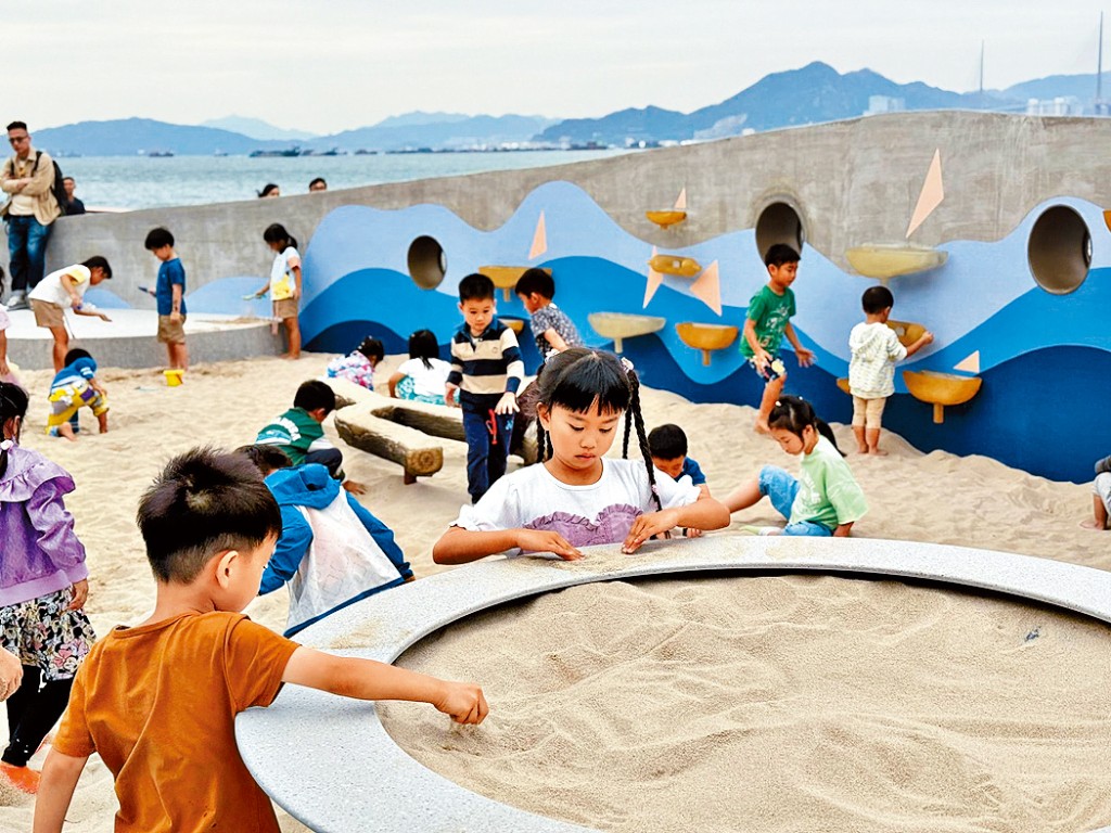 維港海濱的嬉水嬉沙區，突破傳統遊樂場的觸感體驗。