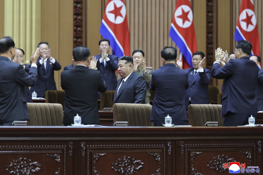 金正恩周日在平壤萬壽臺議事堂出席第14屆最高人民會議第13次會議。美聯社 金正恩周日在平壤萬壽臺議事堂出席第14屆最高人民會議第13次會議。美聯社