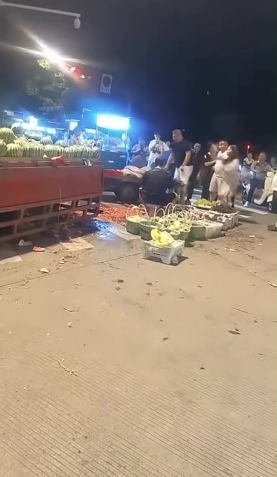 范女亦隨即抓起大把葡萄往小孟臉上扔。 范女亦隨即抓起大把葡萄往小孟臉上扔。