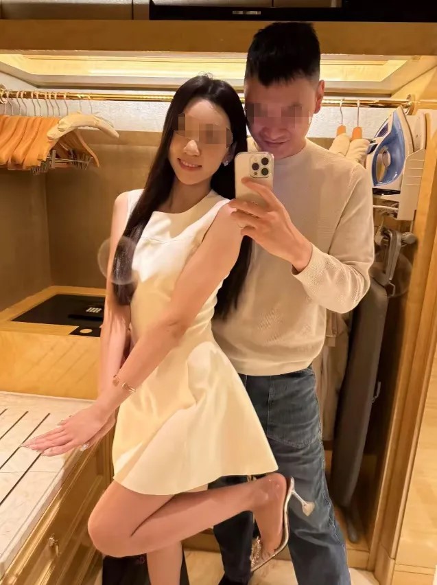 疑是馮德兵的妻子爆料,指馮私生活混亂,與女留學生簽有200份包養合約。微信@娛我有約 疑是馮德兵的妻子爆料,指馮私生活混亂,與女留學生簽有200份包養合約。微信@娛我有約
