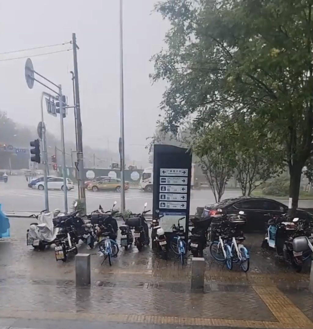 杜蘇芮將至，北京周六開始下雨。 北京公交警方