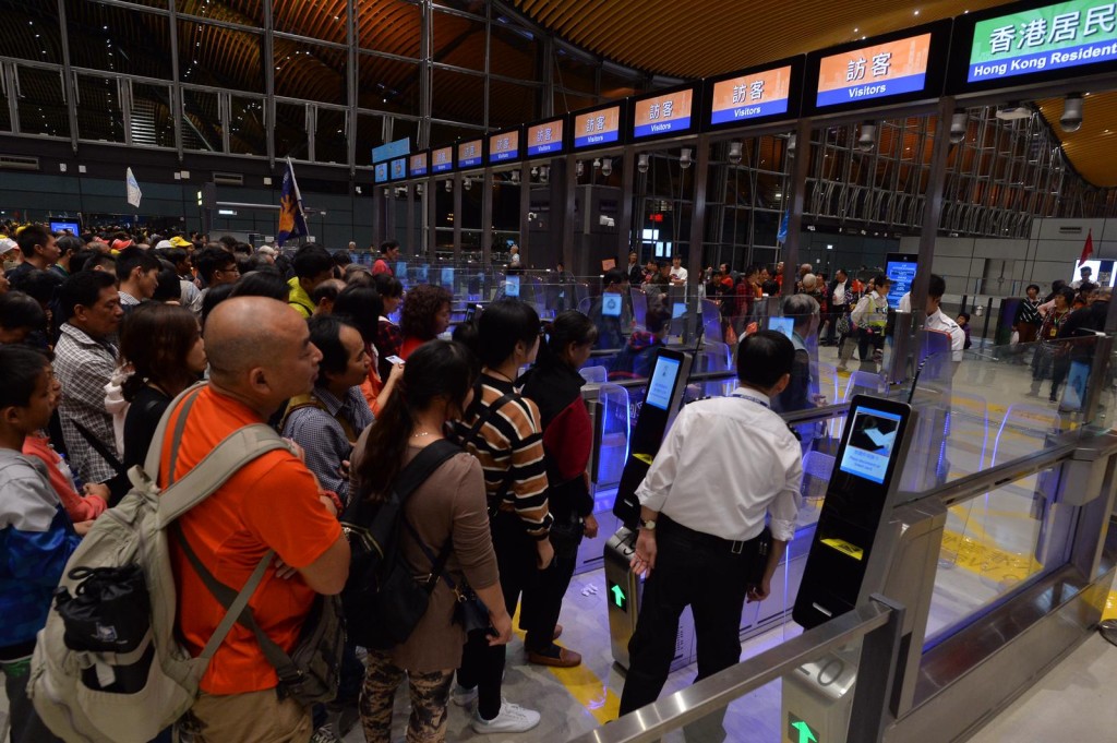 香港出境大堂，E道減剩一個通道供香港居民使用。