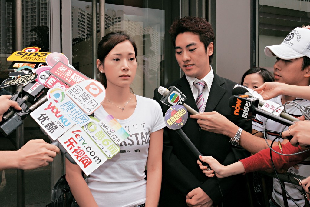 直到2009年，崔建邦嫌虐打中巴混血兒鄺敏慧（左）。