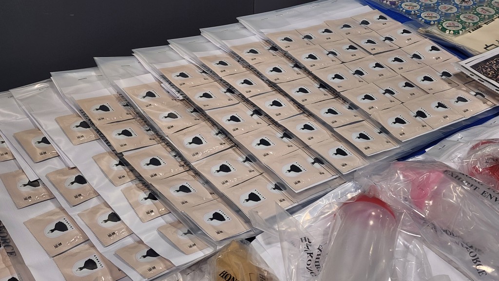 警方檢獲與性工作相關物品,包括避孕套等。 警方檢獲與性工作相關物品,包括避孕套等。