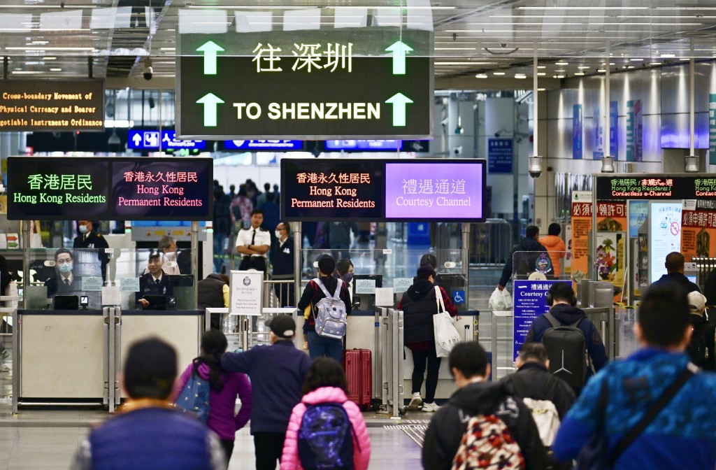 關員於深圳灣管制站離境大堂，截獲涉案女旅客。資料圖片