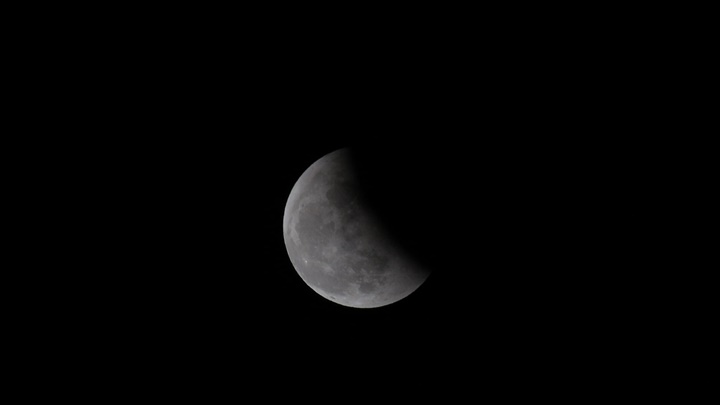 月食期間部分月亮被陰影遮蓋。