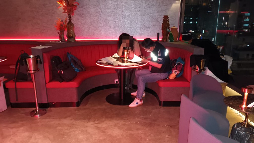 控煙酒辦票控2名顧客。