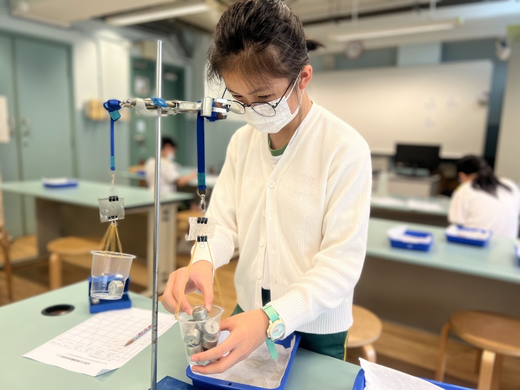 学生测试生物可分解塑胶的强韧度