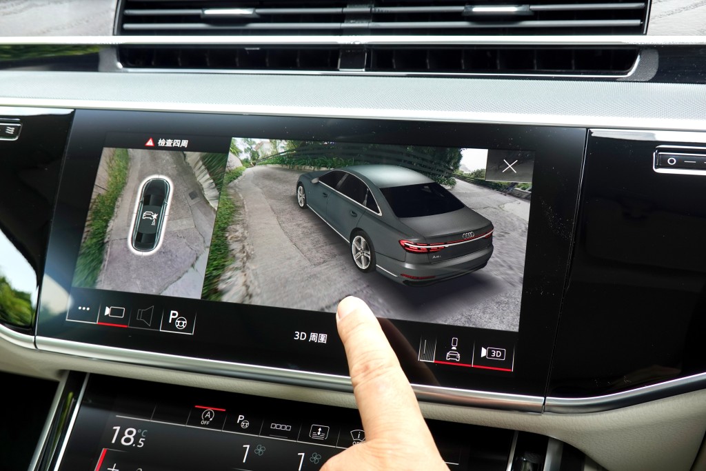 ●360度泊车镜头设有触控式3D环回检视功能。