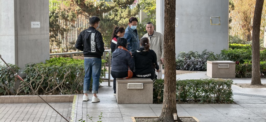 死者的亲友到殓房认尸。