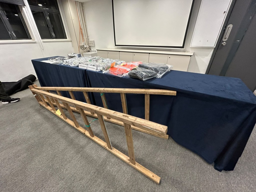 警方展示疑犯所使用木梯。曾志恆攝