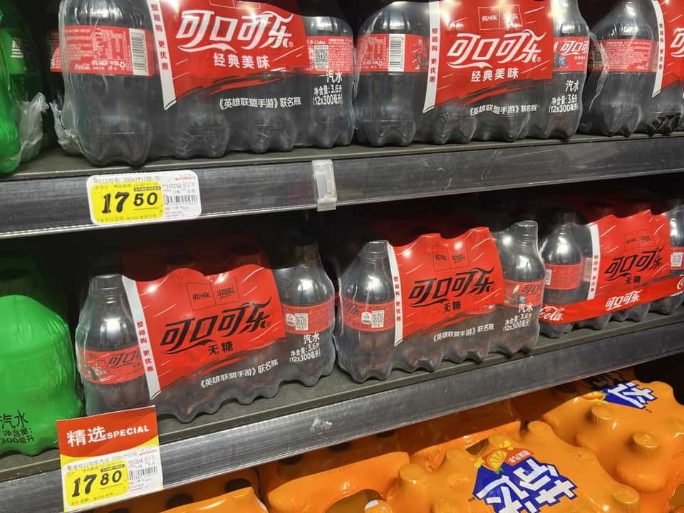 可口可乐12支装低至人民币￥17.5（图片来源：Facebook@深圳大陆吃喝玩乐交流）